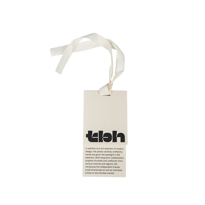 Dwuwarstwowe zawieszki z białej tektury do pakowania odzieży