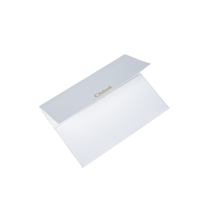 Dwuwarstwowe zawieszki z białej tektury do pakowania odzieży